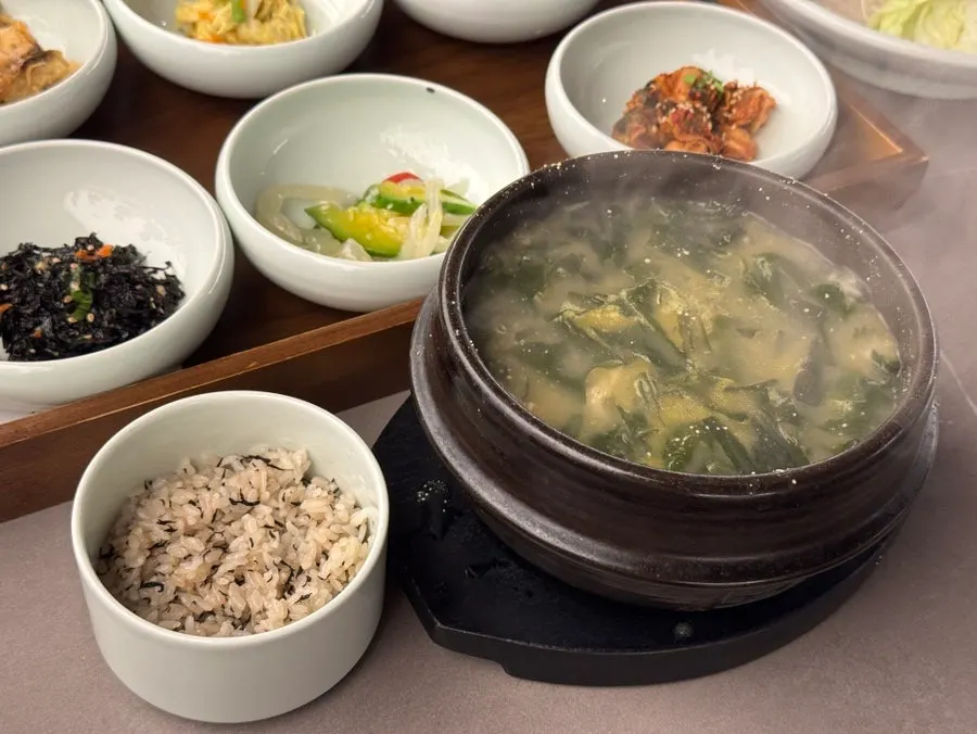 뚝배기에 끓여 나온 미역국 상차림