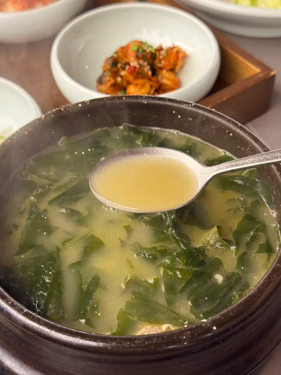 숟가락으로 떠올린 소고기 미역국 국물