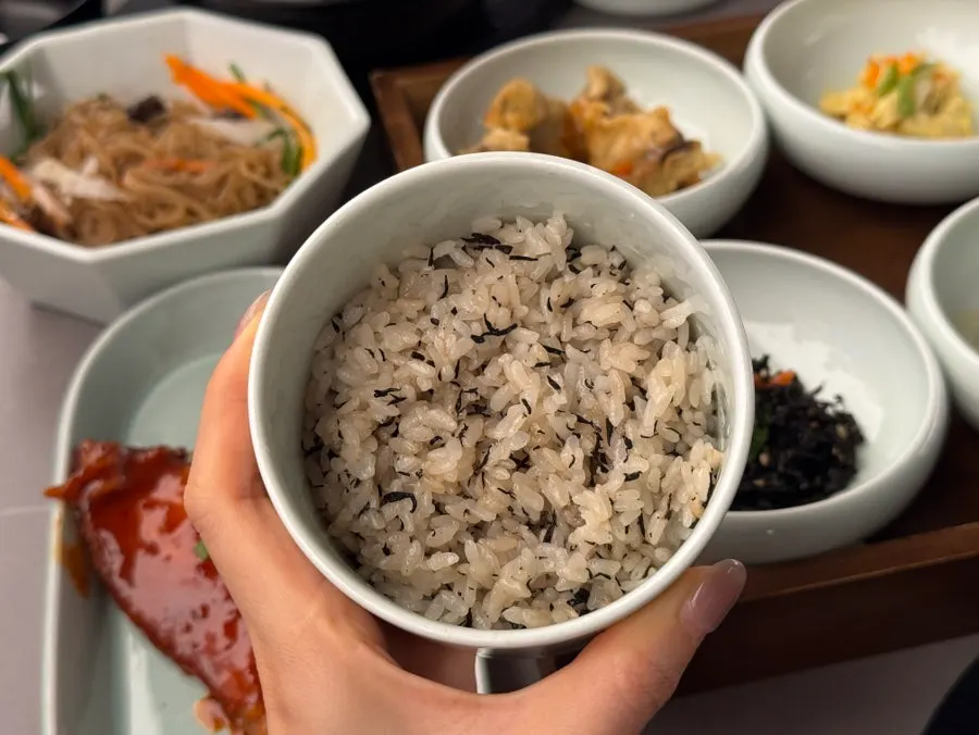 윤기 도는 해논미역 공깃밥