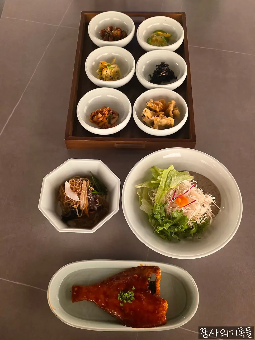 해논미역 기본찬과 양념 가자미 구이 상차림