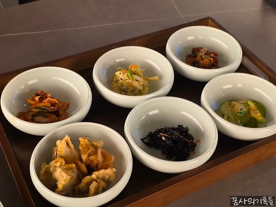 도기 그릇에 담긴 해논미역 기본찬