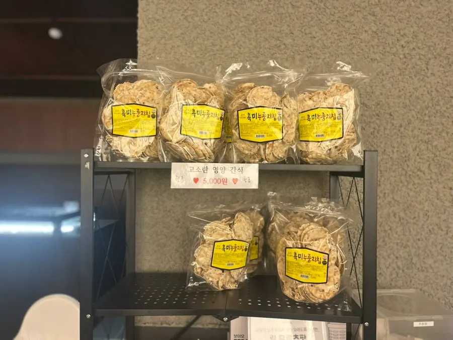 원목 테이블과 차분한 조명의 매장 좌석