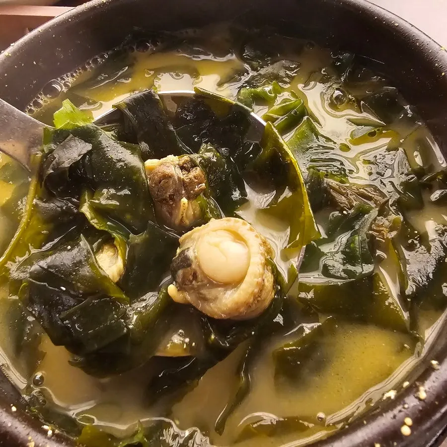 Scallop seaweed soup in a stone pot