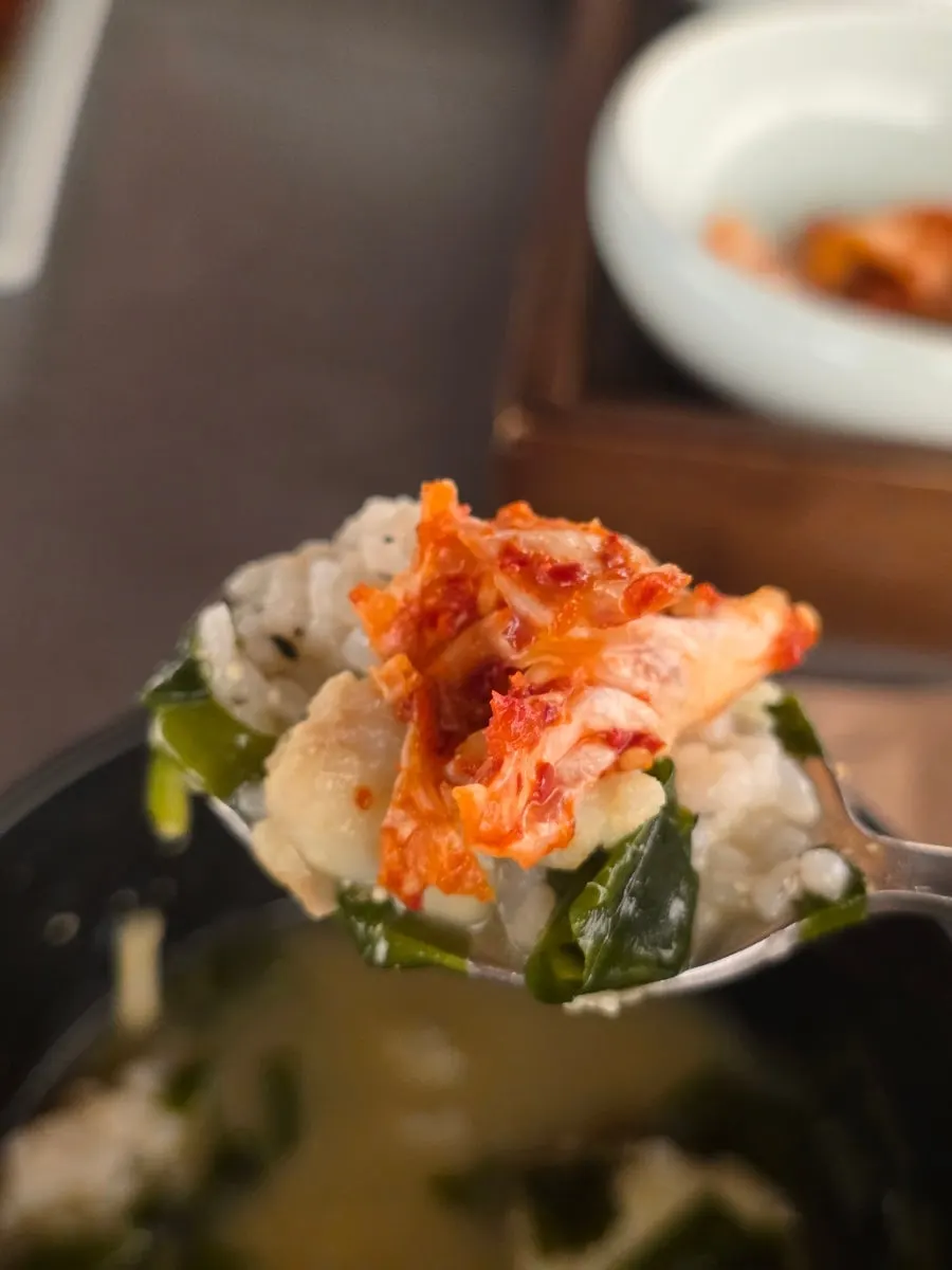 The full meal of hijiki rice with flounder seaweed soup