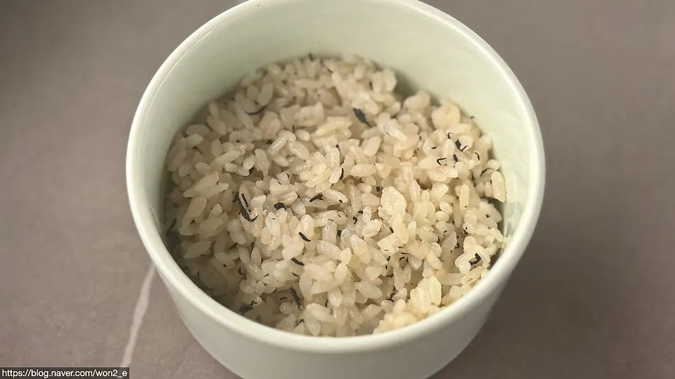 パラパラのご飯とわかめスープ