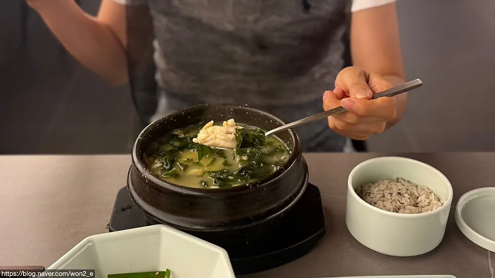 骨なしカレイの身をすくい上げたわかめスープ