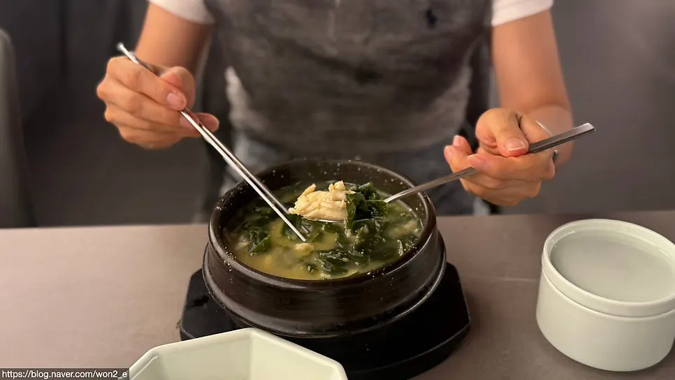 カレイわかめスープ定食の食卓