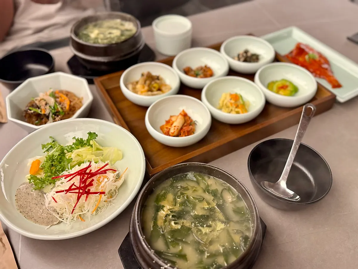 Full table setting of seaweed soup at Haenon Miyeok Ilsan Direct Branch