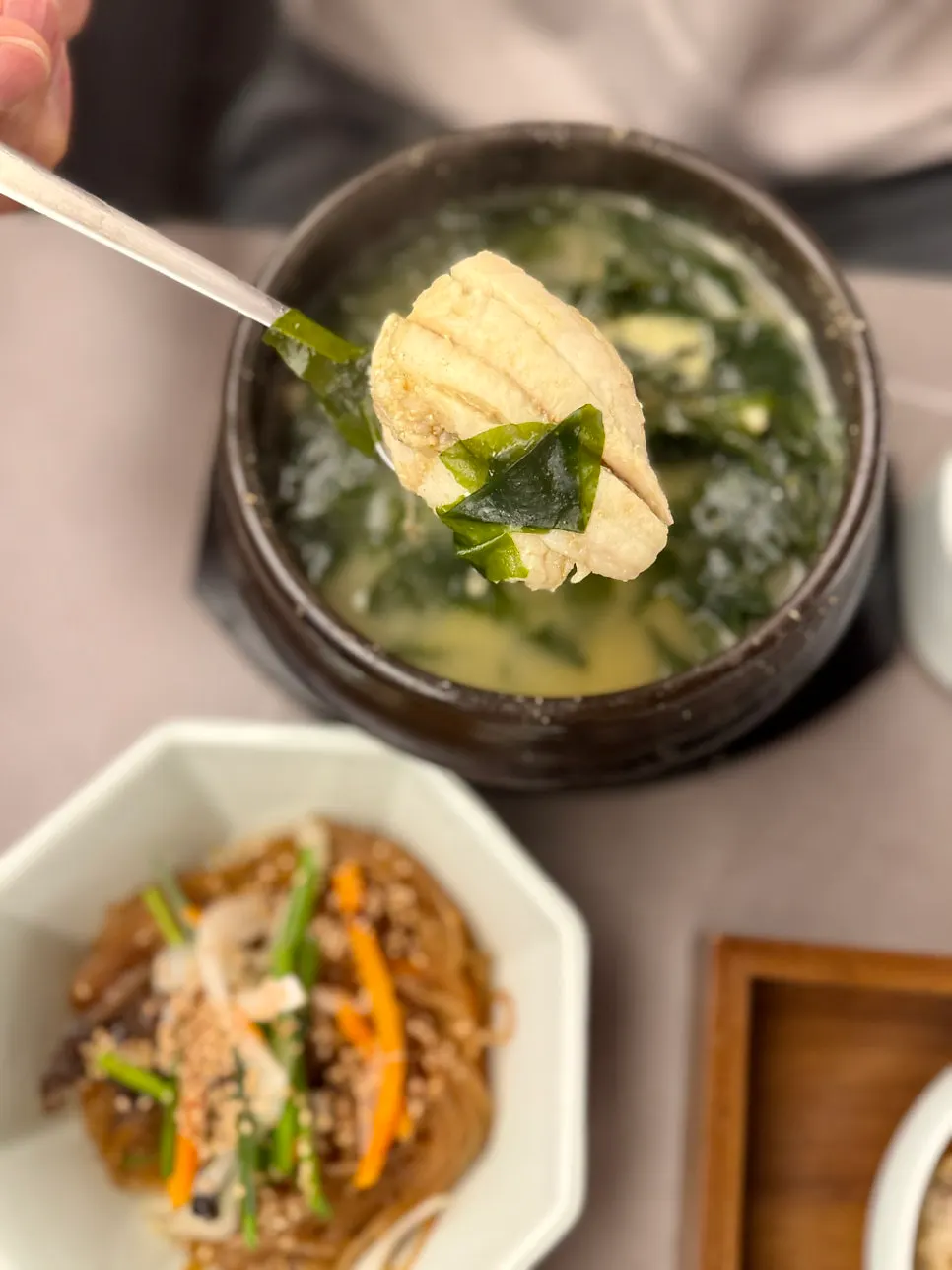 Seaweed soup with abalone and boneless flounder