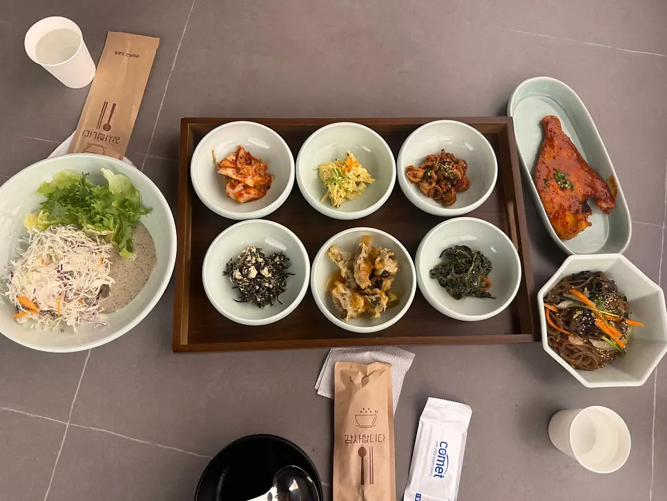 Seasoned vegetables and kimchi side dishes