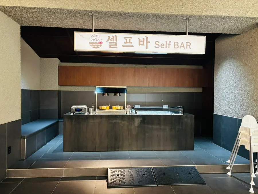정갈하게 차려진 해논미역 반찬 셀프바