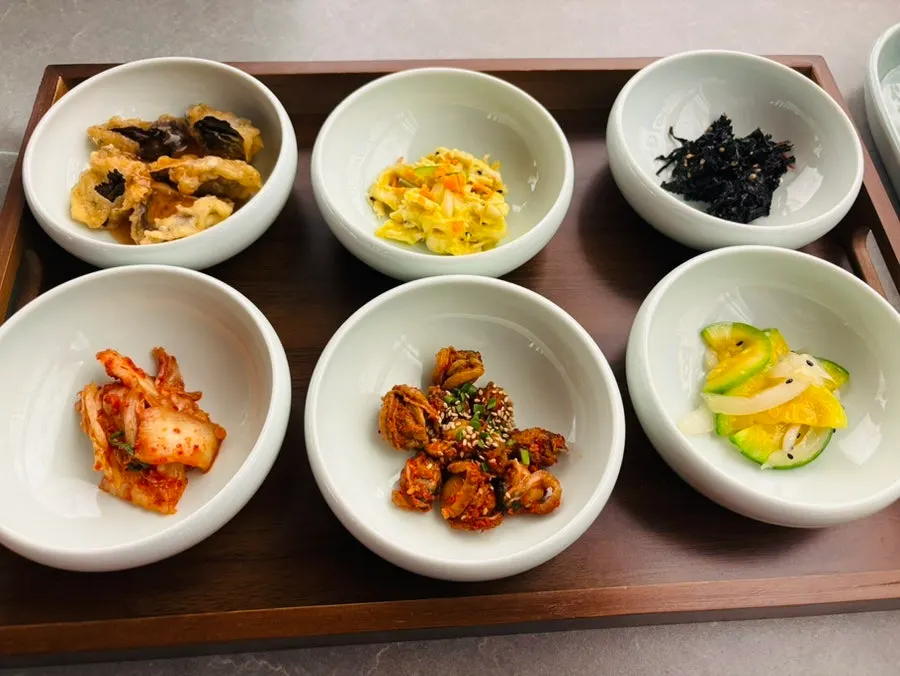 한상 가득 차려진 미역국 정찬