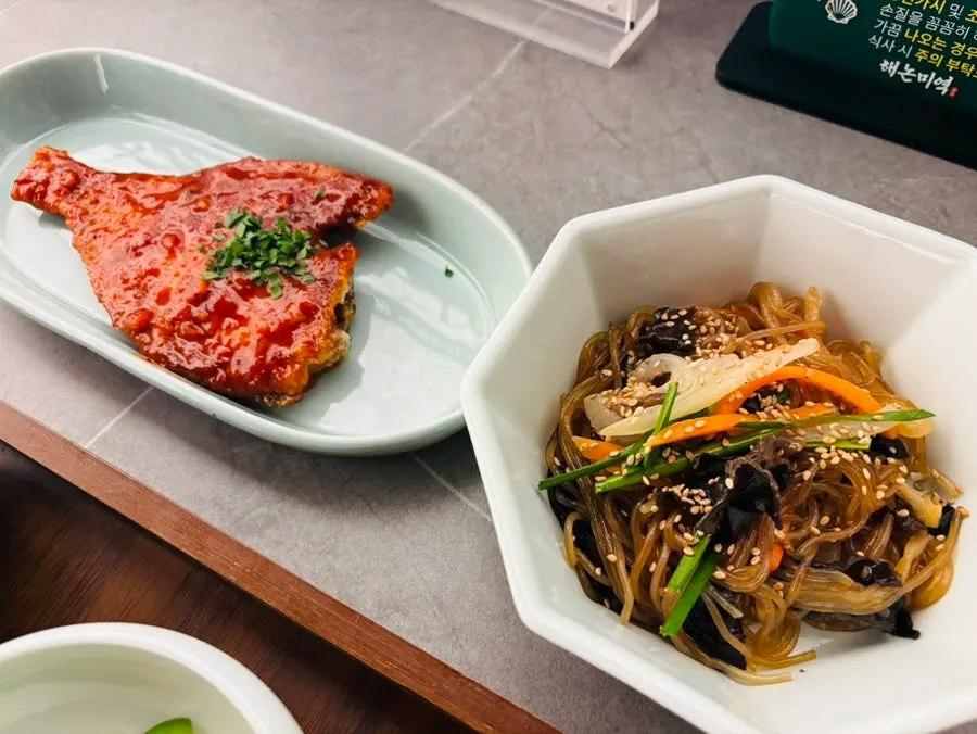 흑임자샐러드와 잡채 등 이날의 반찬