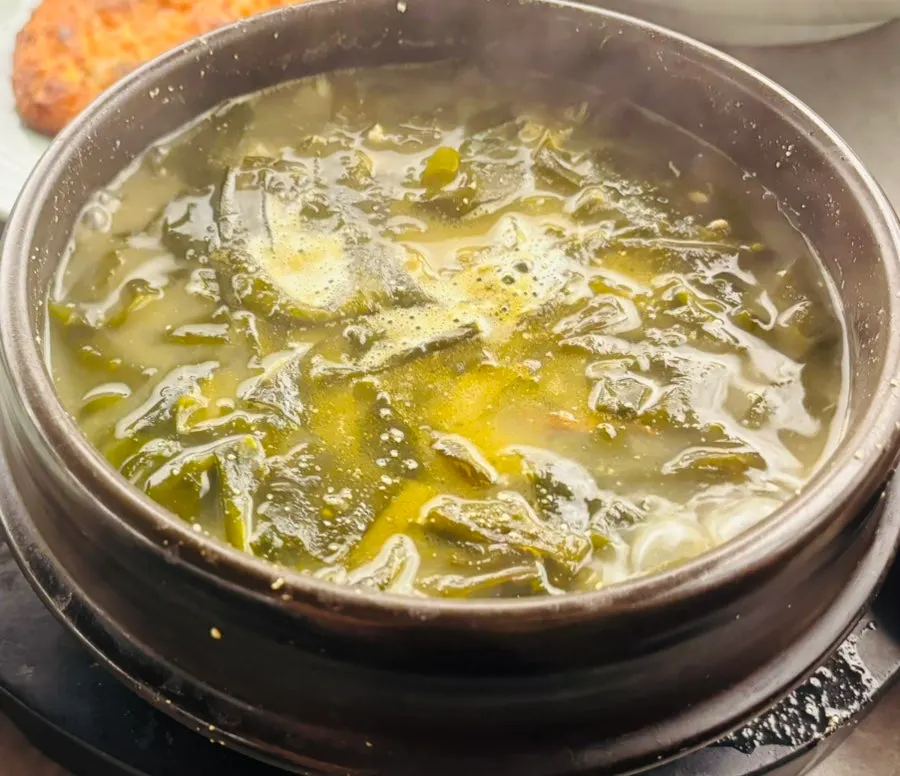 일반보다 큰 미역국 뚝배기