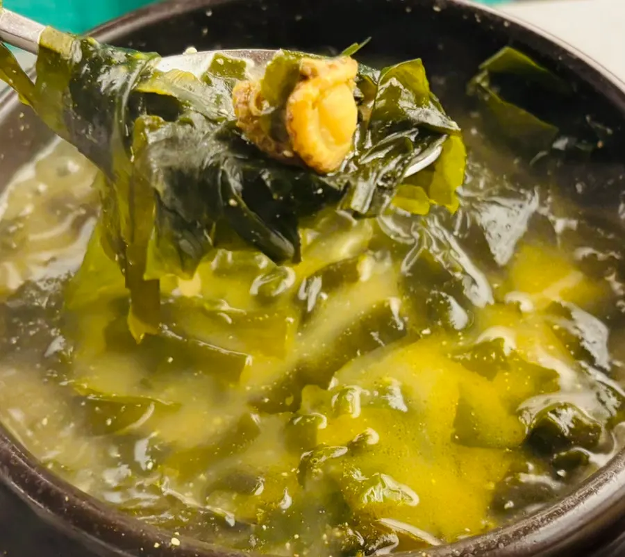 숟가락으로 떠올린 도톰한 가자미 살