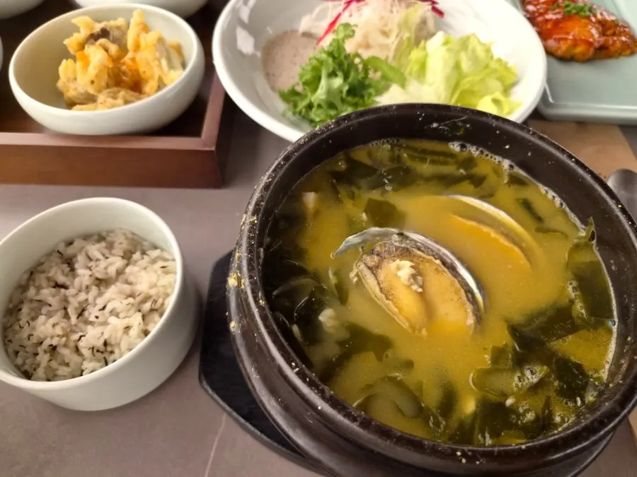 커다란 뚝배기 미역국과 톳밥