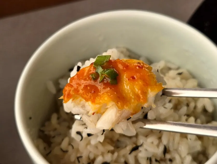 미역국과 밥, 반찬을 함께 놓은 식사