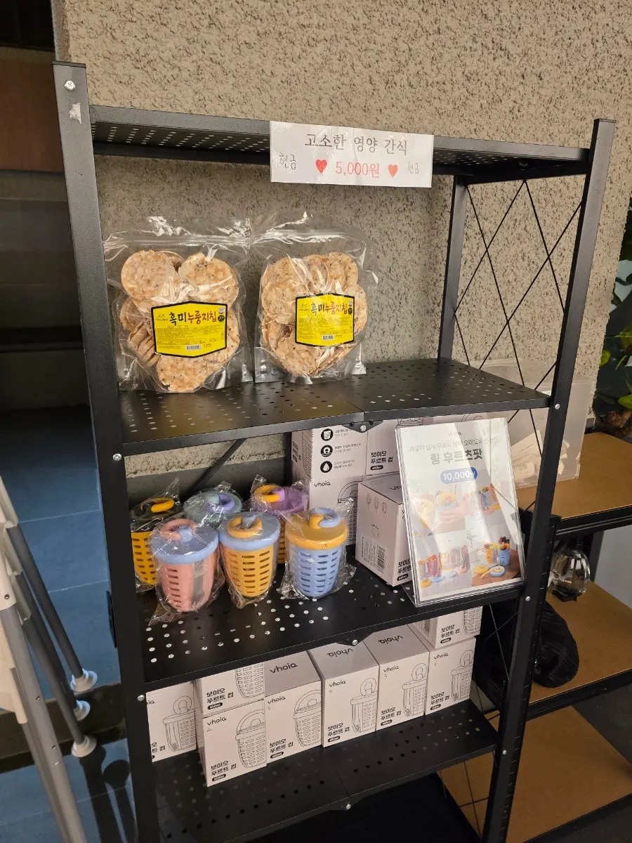 反찬を取って食べられるヘノンミヨックのセルフバー