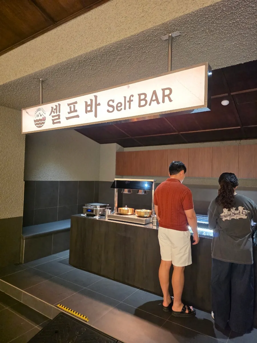 ヘノンミヨックの店舗に用意された反찬セルフバー
