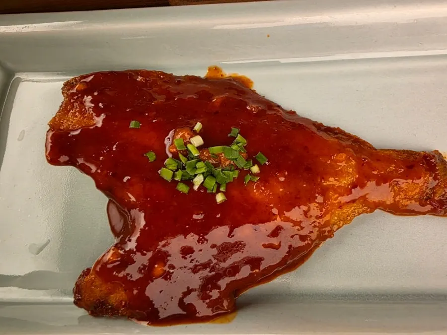 ヘノンミヨック定食に添えられたカレイ料理