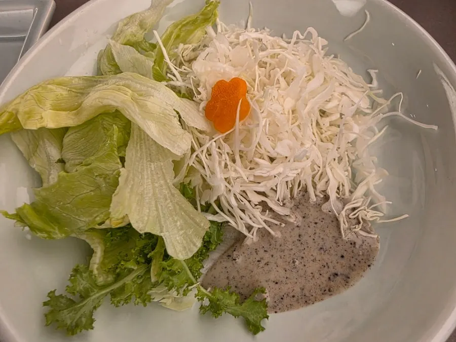 味付けをして出されたヘノンミヨック定食のカレイ
