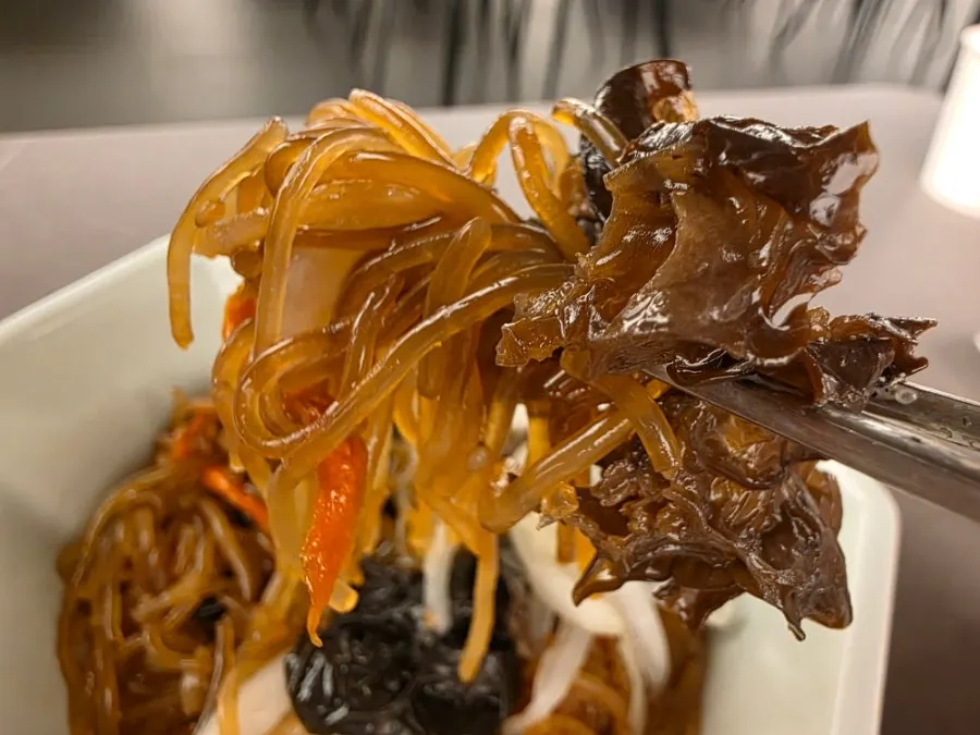 ワカメスープと一緒に味わったヘノンミヨックの別味反찬