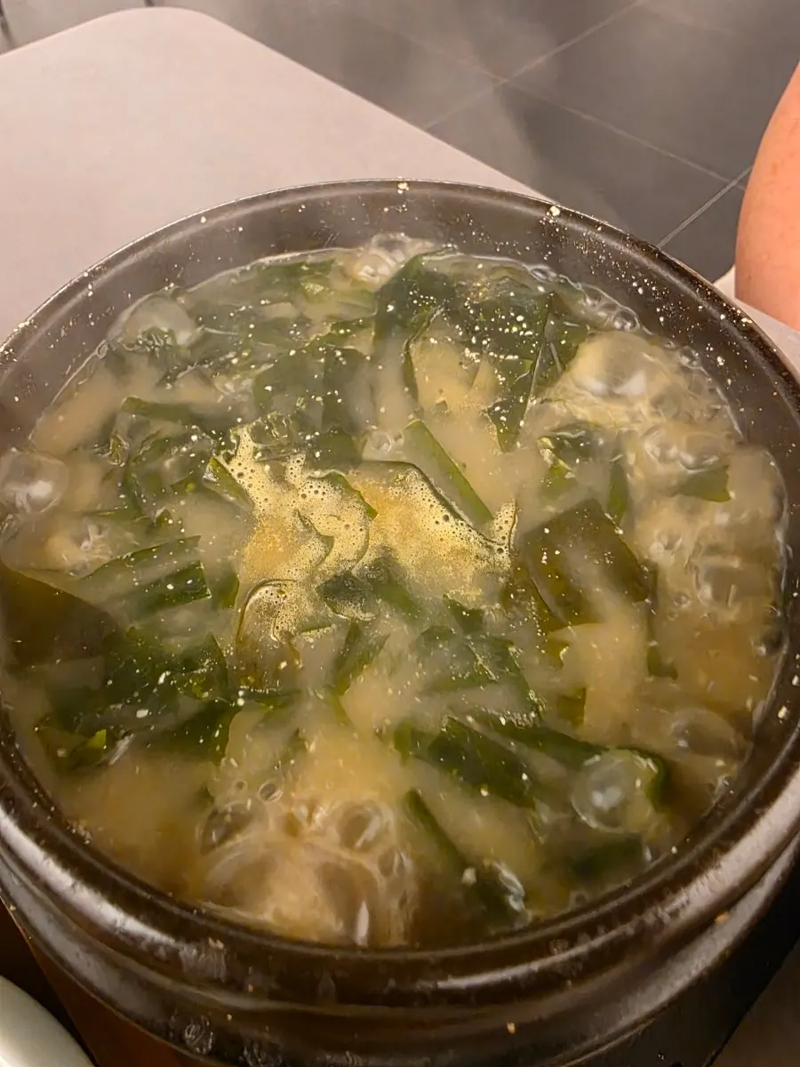 熱々の土鍋に入ったヘノンミヨックの牛肉ワカメスープ