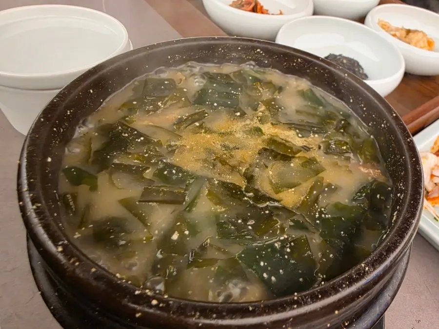 ヘノンミヨックで注文した黄太ワカメスープ定食