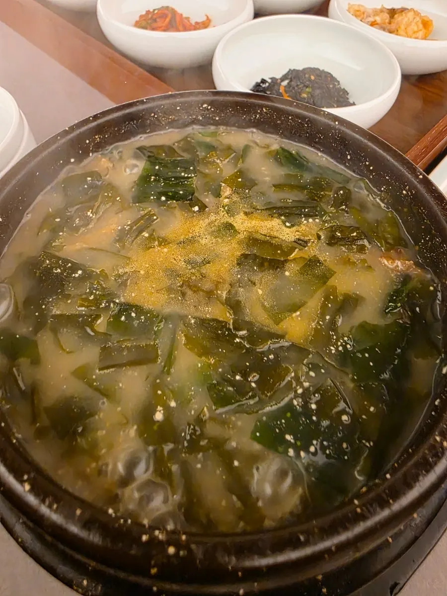 牛肉ワカメスープと一緒に注文した黄太ワカメスープ