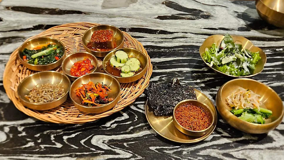 놋그릇에 담겨 차려진 13첩 반상