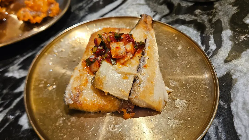 담백하게 구워진 삼치와 고등어 반찬