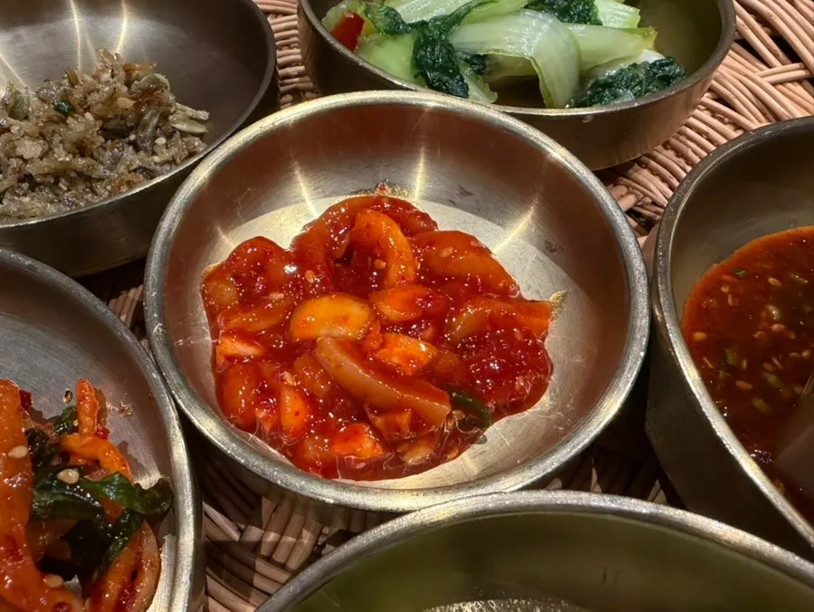 해녀솥밥 젓갈과 양념 반찬