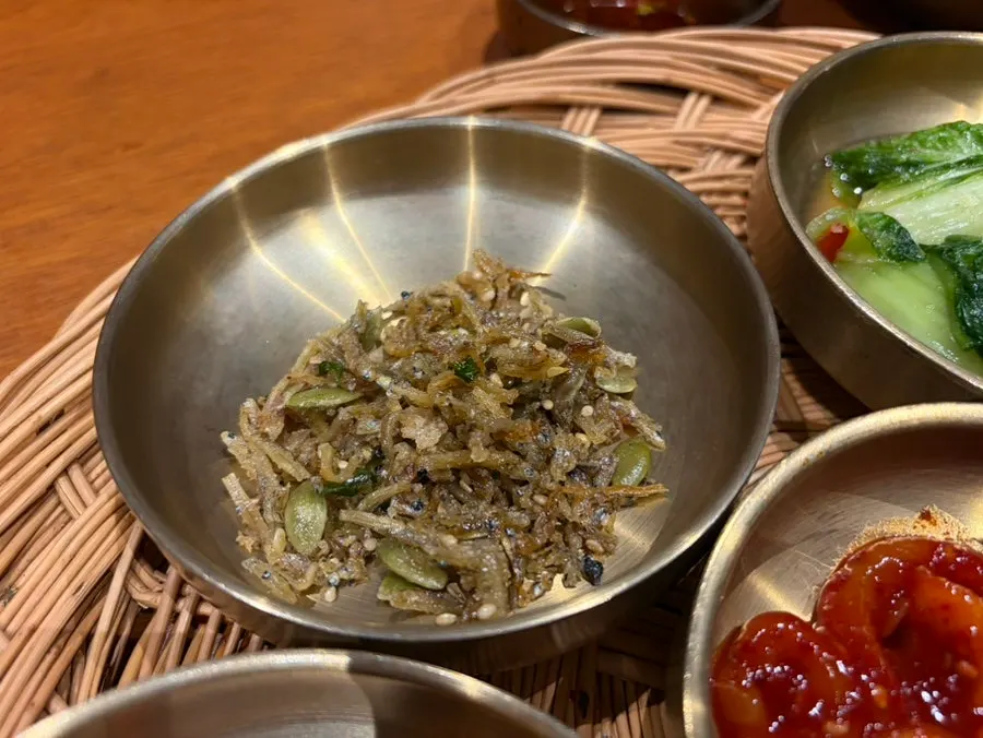 도토리묵 등 밑반찬 접시