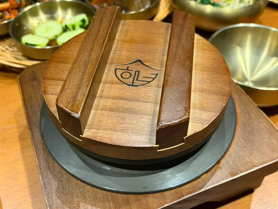 뚝배기에서 발라낸 완도산 전복