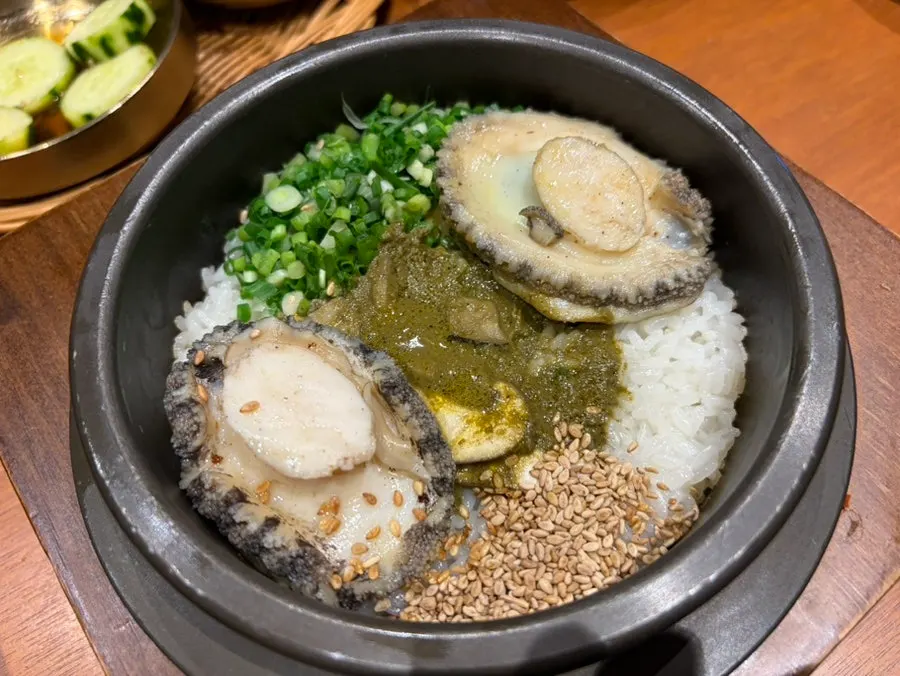 전복 살을 올린 그릇
