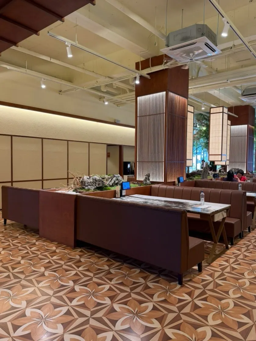 Open seating area at Haenyeo Sotbap Suseong Direct Store