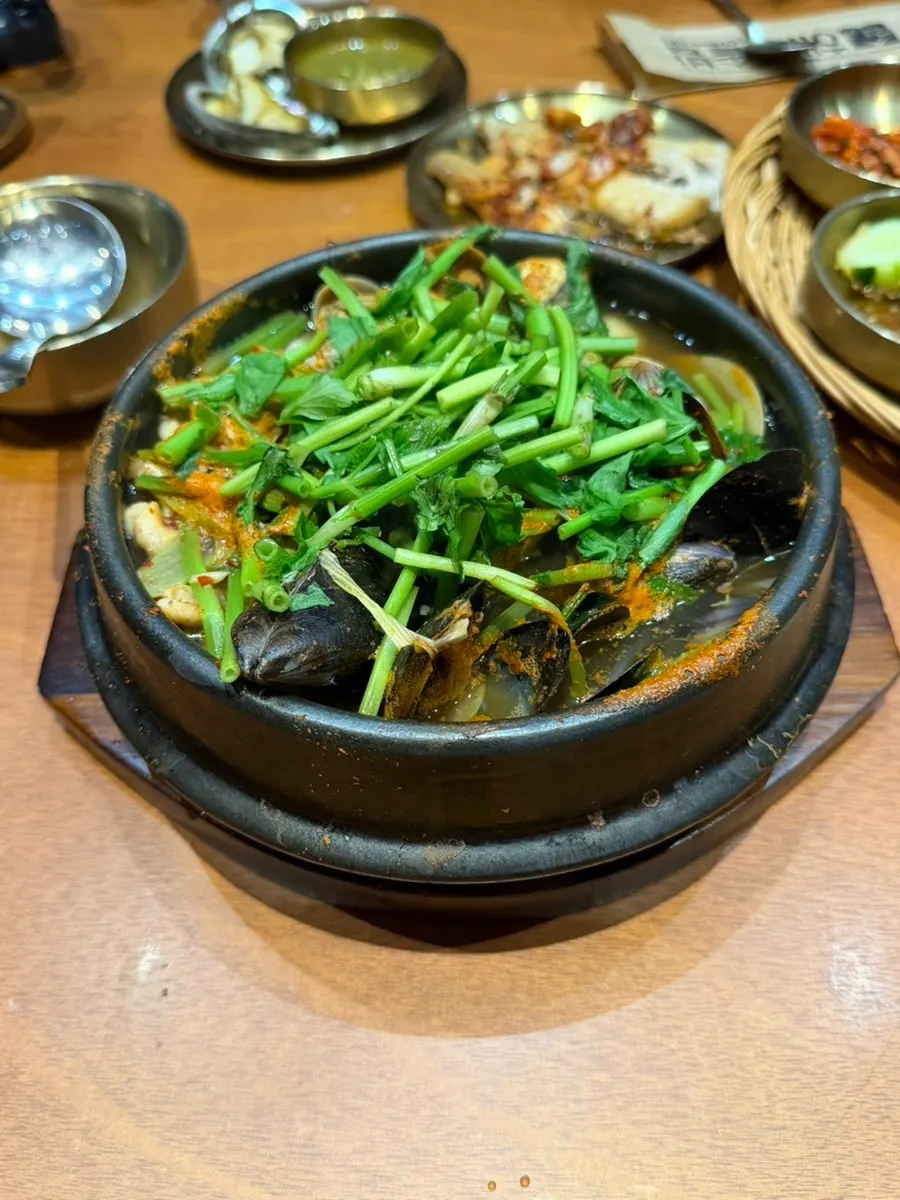 Bubbling abalone seafood ttukbaegi