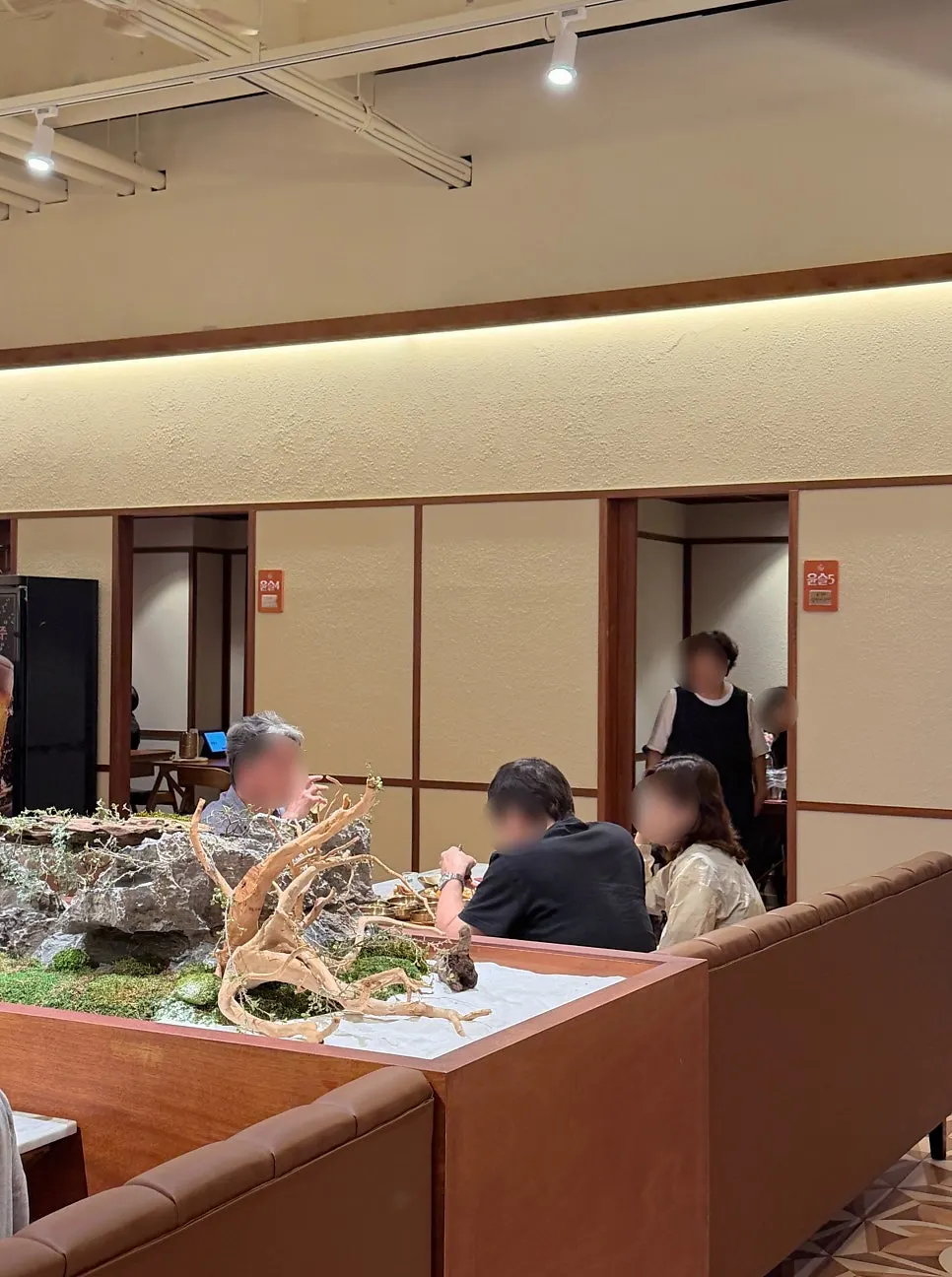 Haenyeo Sotbap mid-size table seating area