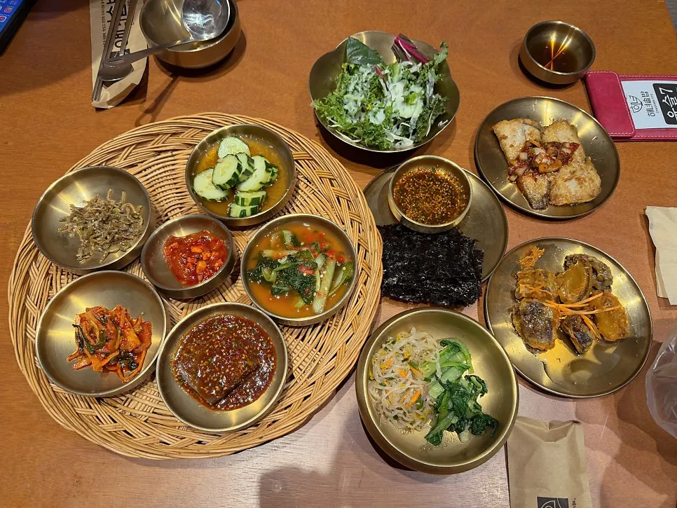 Banchan spread with seaweed and soy sauce seasoning
