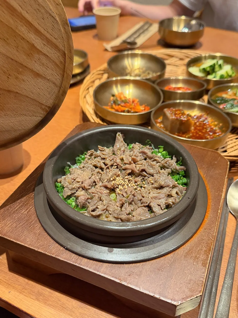 Unyang-style bulgogi sotbap topped with bulgogi and green onion