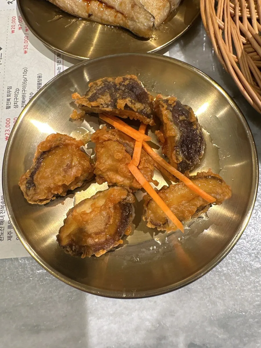 Grilled Spanish mackerel and mushroom sweet-and-sour among the basic side dishes
