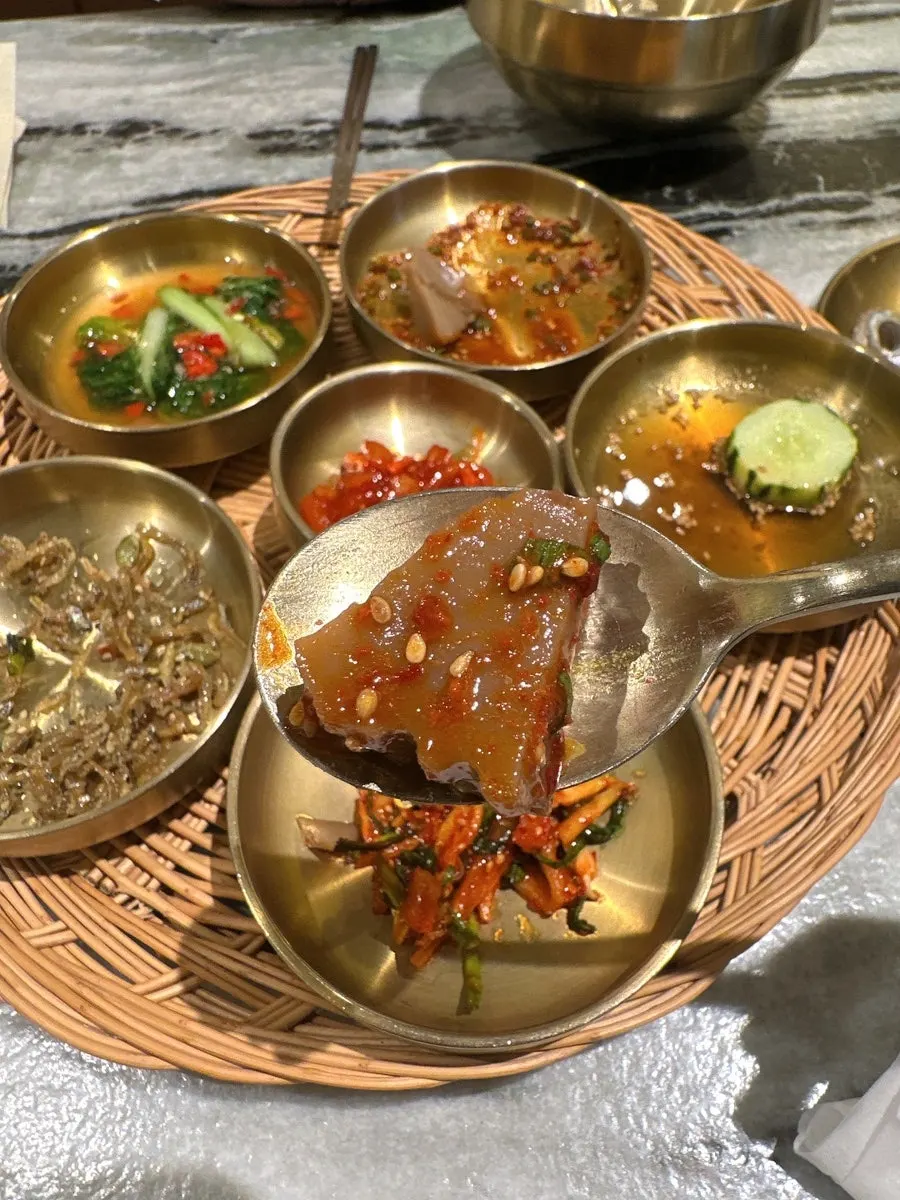Refilled acorn jelly and seasoned cucumber