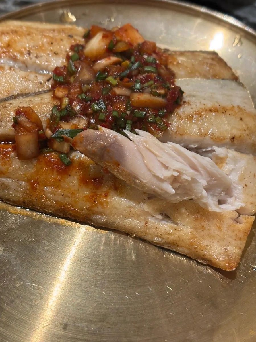 따뜻하게 나온 삼치구이와 버섯탕수