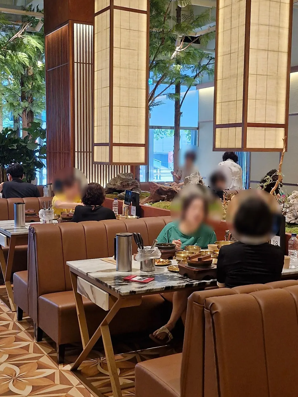 수성못 인근 해녀솥밥 건물 앞 풍경