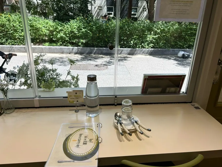 창밖으로 보이는 경의선숲길 산책로