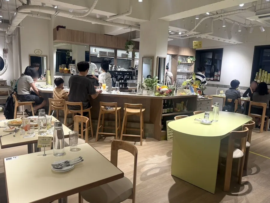 테이블 간격이 여유로운 해옫 공덕 내부