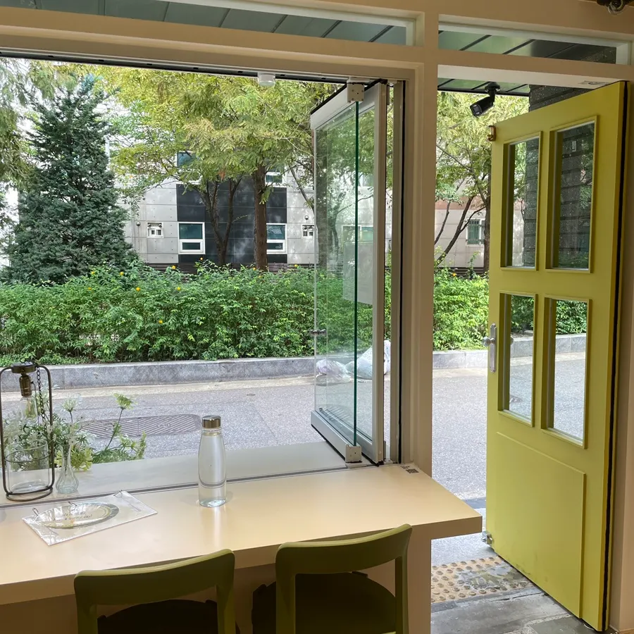 Bar table seating at HEOD Gongdeok