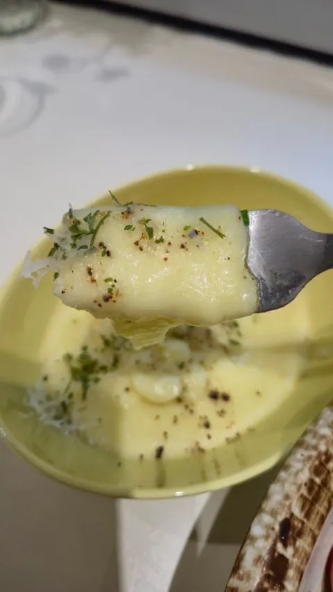 A plate of creamy mashed potatoes