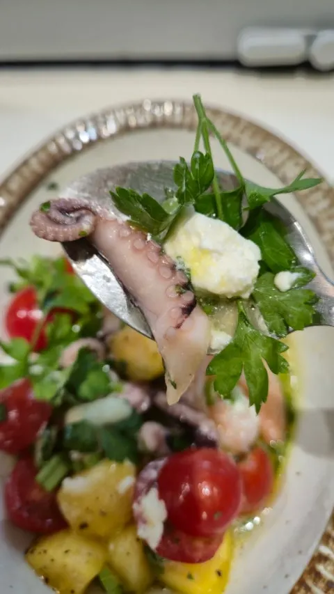 The seafood salad enjoyed during a solo meal at HEOD Gongdeok