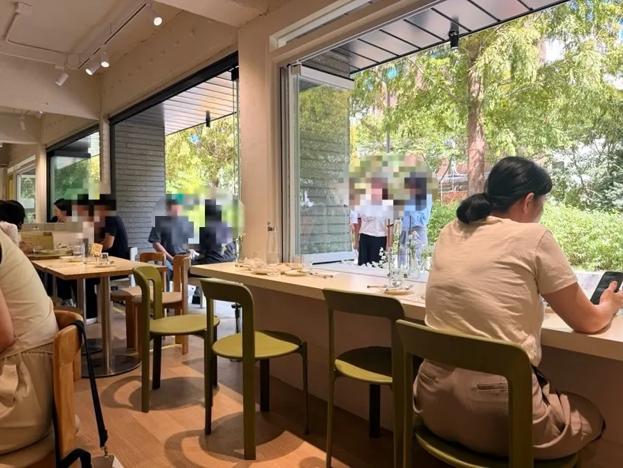 통창으로 햇살이 들어오는 해옫 마포 홀